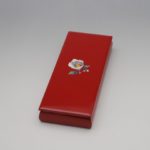 天野漆器株式会社 | 長角小箱(ペンBOX) 椿（貝入）朱